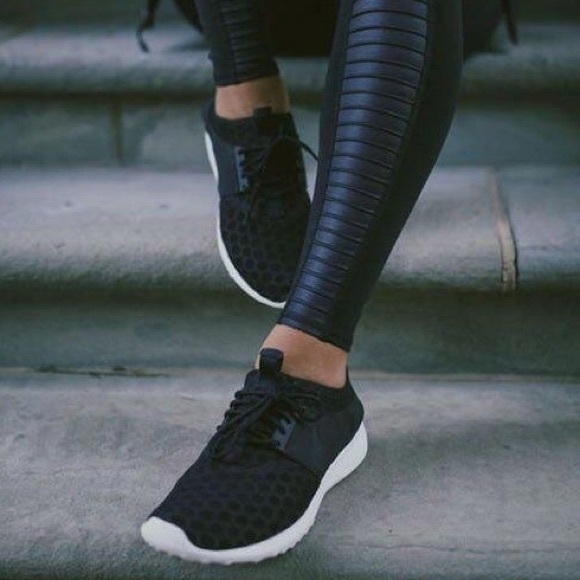 Nike Shoes - Nike juvenate black white